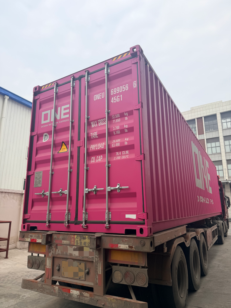 The 4 machines customized by the client one month ago have been loaded into containers and are about to be shipped to the port. 1 deburring machines shipped to pot